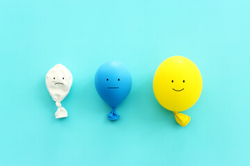 Top view image balloons with happy and sad face. concept of happiness emotion and satisfaction