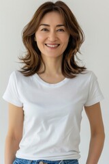 白いシャツを着ている中年の日本人の女性（アジア人・ファッションモデル・正面・モックアップ）	
