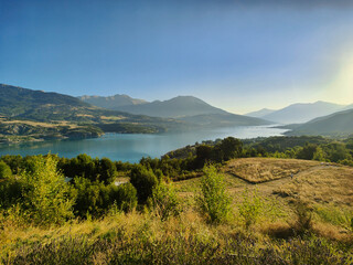 Panorama sur le lac de Serre-ponçon - Alpes - France