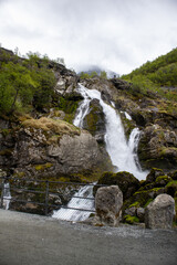 Wodospad w drodze do lodowca Briksdalen w Norwegii