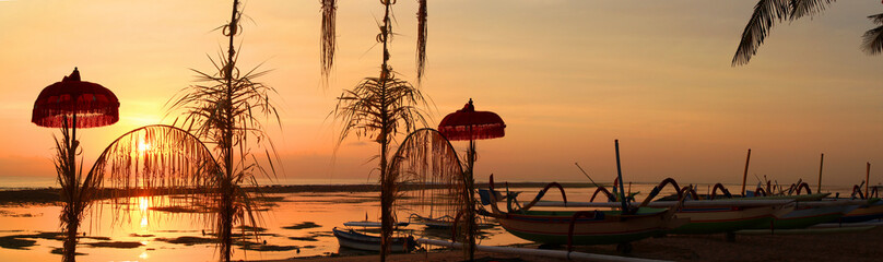 Bali am Strand mit Deko bei Sonnenuntergang, Indonesien, Asien, Panorama 