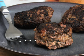 Boulettes de viande de bœuf maison servies dans une assiette avec une fourchette en gros plan