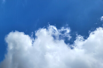 Obraz premium Beautiful blue sky background with fluffy clouds