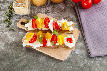 Grain bread with tomato and cream cheese