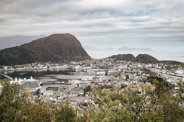 Widok na Alesund w Norwegii © neskama