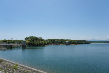 Obraz premium 歴史的建造物に指定された多摩湖の二つの取水塔