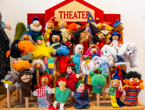 Viele Handpuppen eines Kasperltheaters, Symbolbild