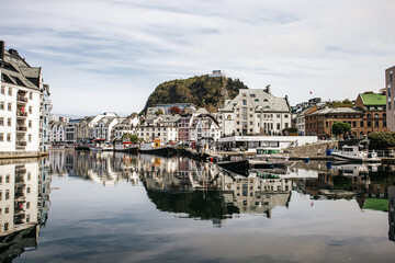 Centrum miasta Alesund w Norwegii, wzgórze Aksla © neskama