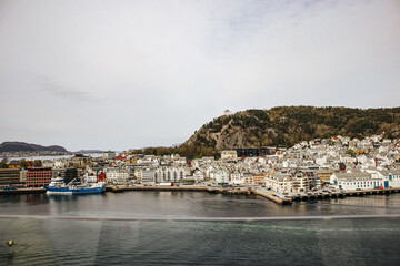 Wybrzeże Norwegii z perspektywy morza, Alesund © neskama