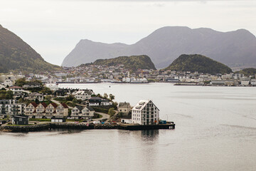 Wybrzeże Norwegii z perspektywy morza, Alesund © neskama