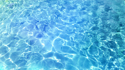 透明な海とキラキラ水面の波紋テクスチャ写真	
