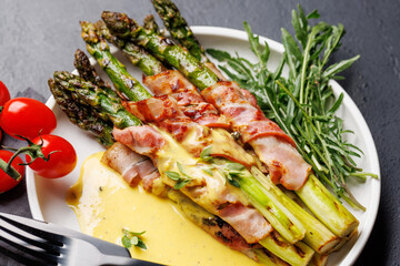 Grilled asparagus with bacon and egg sauce