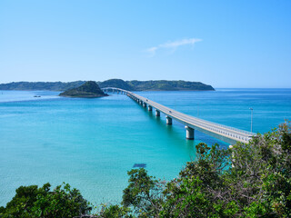 青空の角島大橋と青い海