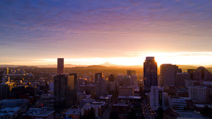 Obraz premium The sun rises over Portland, Oregon, with the Columbia River and Cascadia Mountains