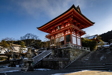 Obraz premium Morning view of rare snow-covered Kiyomizudera Buddhist Temple with ancient bright orange pagodas