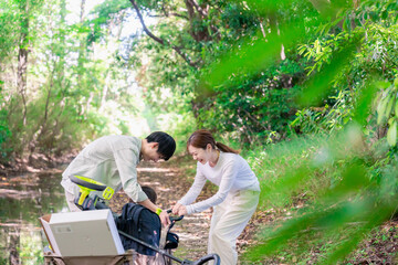 森の中でアウトドアカートを使う家族
