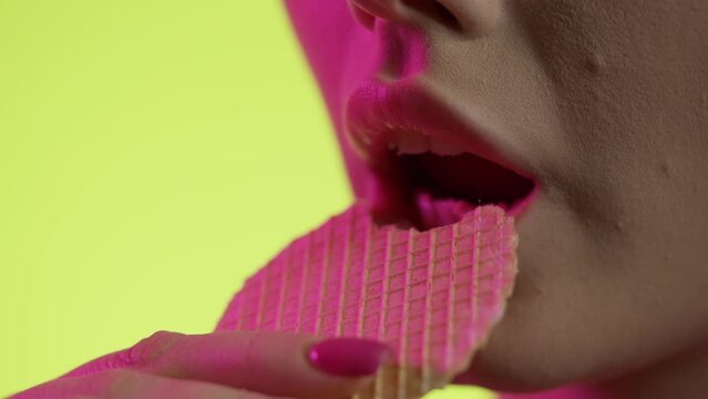 Kobieta jedząca wafelka 