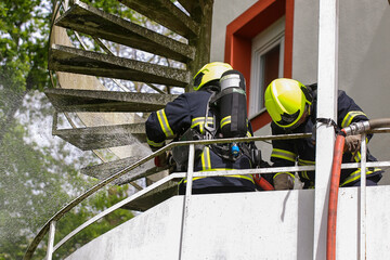 Pompiers France &agrave; la lance incendie