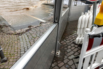 mobile Schutzwand aus Aluminium als Hochwasser Schutz und Barriere  nach Starkregen schützt vor...