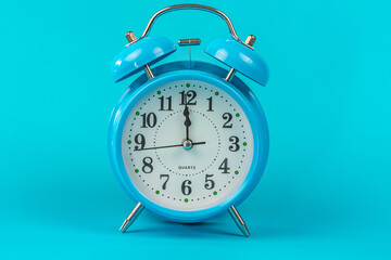 un réveil mécanique sur un fond bleu