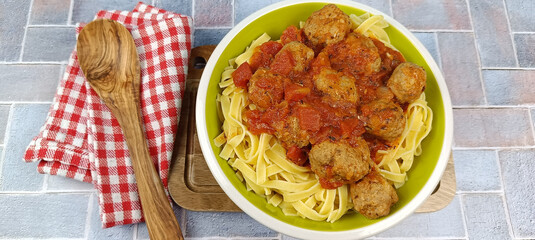 boulettes de viande à la sauce tomate et tagliatelles	
