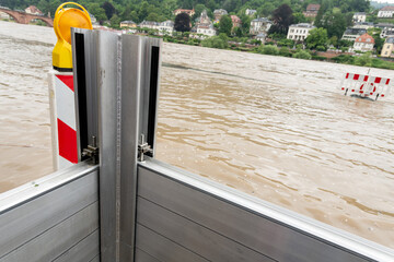 mobile Schutzwand aus Aluminium als Hochwasser Schutz und Barriere  nach Starkregen schützt vor...