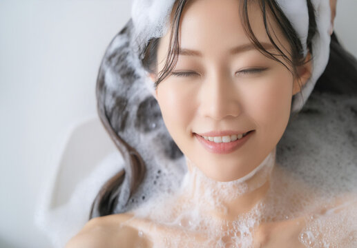 泡のお風呂で泡まみれの女性、バスタイムの癒し