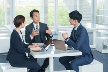 会議するビジネスマンたち