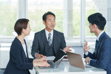 会議するビジネスマンたち