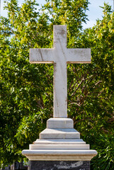 große Friedhofsanlage mit Grabmälern und religiösen Symbolen in Chiclana, Andalusien, Spanien