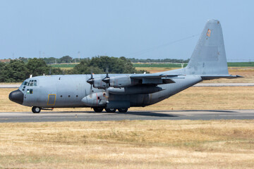Avión de transporte de hélice con cuatro motores