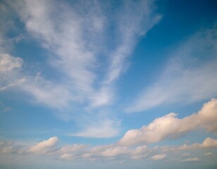Blauer Himmel mit ein paar weißen Wolken als Hintergrund textur