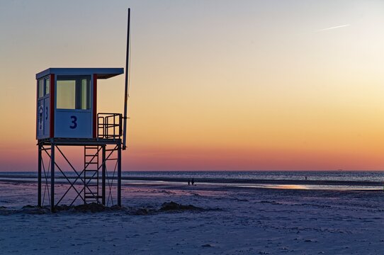 Lifeguard hut on a beach at sunset, Juist, Aurich, East Frisia, Lower Saxony, Germany