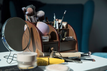 przybory kosmetyczne do makijażu na blacie toaletki