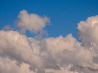 ciel bleu partiellement couvert