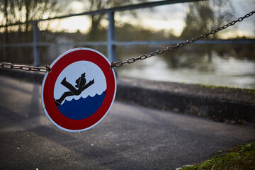 GefahGefahrenschild, Sturzgefahr, Hochwasser 