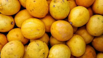 piles of fresh, fragrant oranges (citrus) in the supermarket