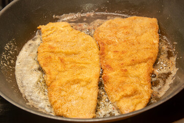 Wiener Schnitzel in der Pfanne ausbacken