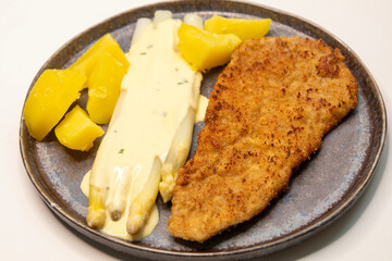 Wiener Schnitzel mit Spargel, Sauce Hollandaise und Kartoffeln