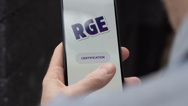 RGE, an entrepreneur follow the path to get RGE certification on web, reconnu garant de l'environnement.