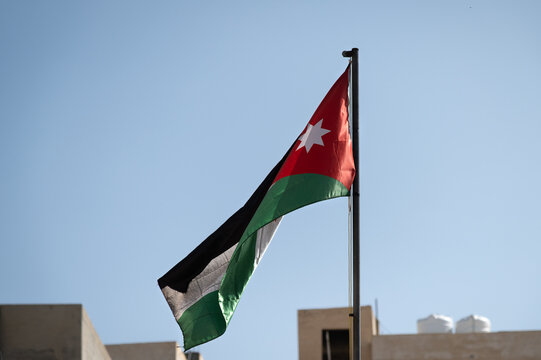 La bandera de Jordania izada en un m&aacute;stil.