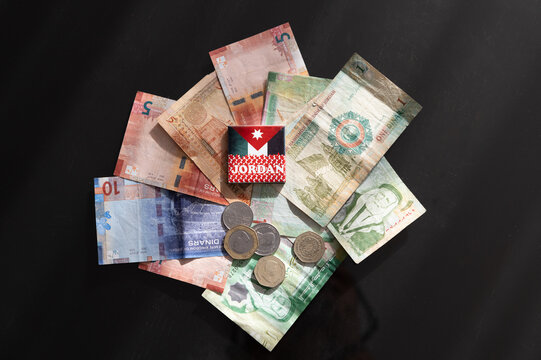 Moneda en billetes y monedas del dinar jordano.
