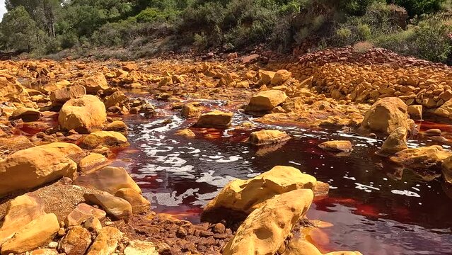 Rio de aguas acidas y coloridas en amarillos y rojos en  Rio Tinto en Huelva, Espa&ntilde;a