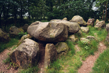 Kleinenknetener Steine II (Megalithgrab der Jungsteinzeit mit drei Grabkammern)
