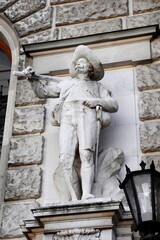 VIENNA, AUSTRIA - &lrm; &lrm;novembar, 06. &lrm;2023: Statues adorning the facade of The Hofburg baroque palace from Heldenplatz square