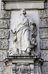 Obraz premium VIENNA, AUSTRIA - ‎ ‎novembar, 06. ‎2023: Statues adorning the facade of The Hofburg baroque palace from Heldenplatz square