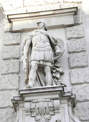 VIENNA, AUSTRIA - &lrm; &lrm;novembar, 06. &lrm;2023: Statues adorning the facade of The Hofburg baroque palace from Heldenplatz square