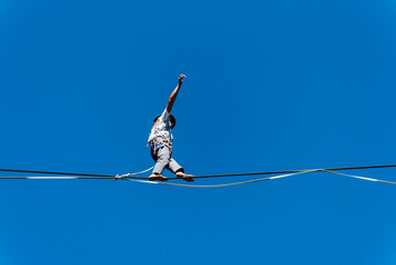 un funambule dans la nature. Funambule en extérieur naturel. Acrobate sur un fil en hauteur....