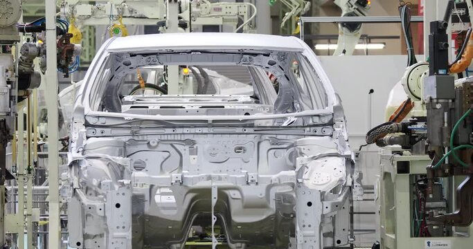 トヨタ産業技術記念館の車の組み立てラインの様子