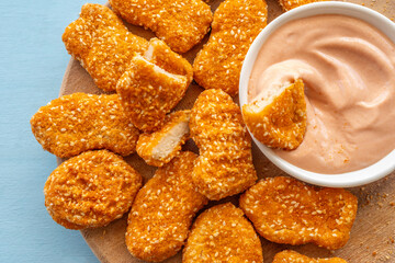 Crusty chicken nuggets and rose sauce for tasty snack.